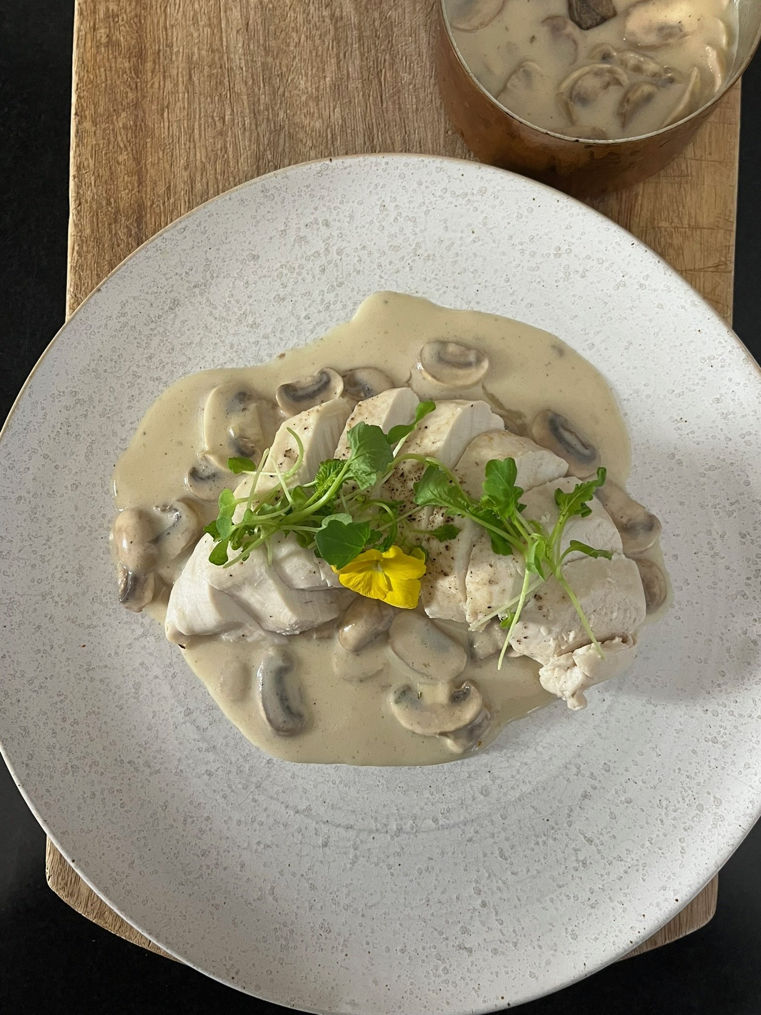 Gepocheerde kipfilet met een mooie saus